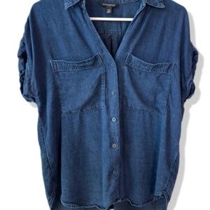Banana Republic Dark Blue Button-Down Shirt

#bananarepublic
#Linenjeansshirt